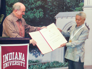 President McRobbie presents an honorary degree